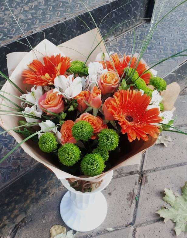 Букет цветов из: Герберы, Хризантемы, Альстромерии и Розы в Камбилеевском
