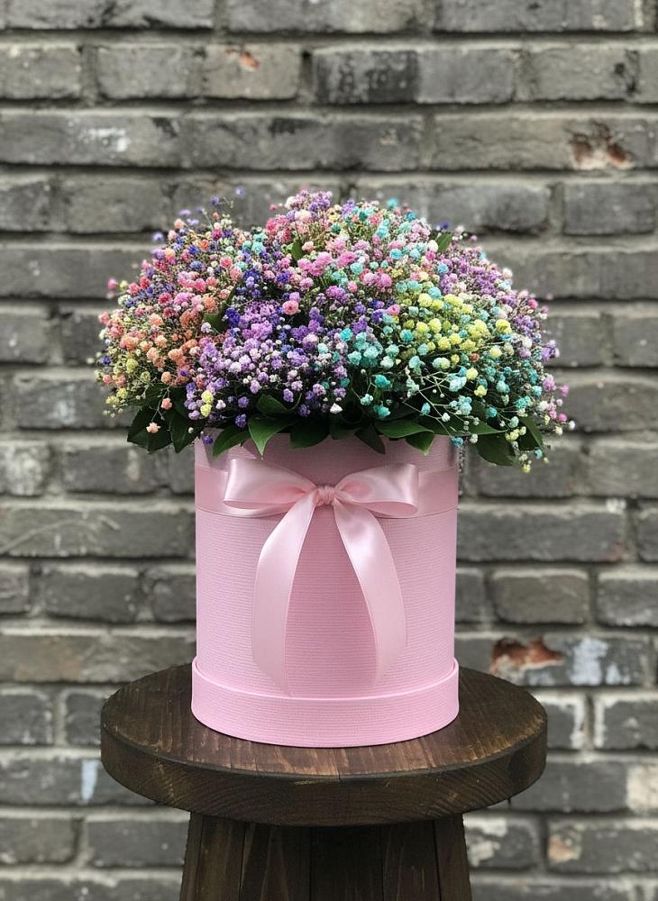 Цветочная композиция из Гипсофила и Розы в шляпной коробке в Камбилеевском
