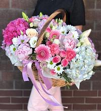 Цветочная композиция из Розы, Хризантемы, Пионы и Лизиантусы в корзине в Камбилеевском