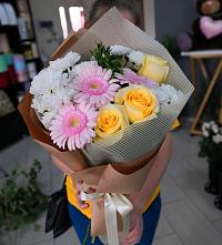 Букет цветов из:  Герберы, Розы и Хризантемы в Камбилеевском
