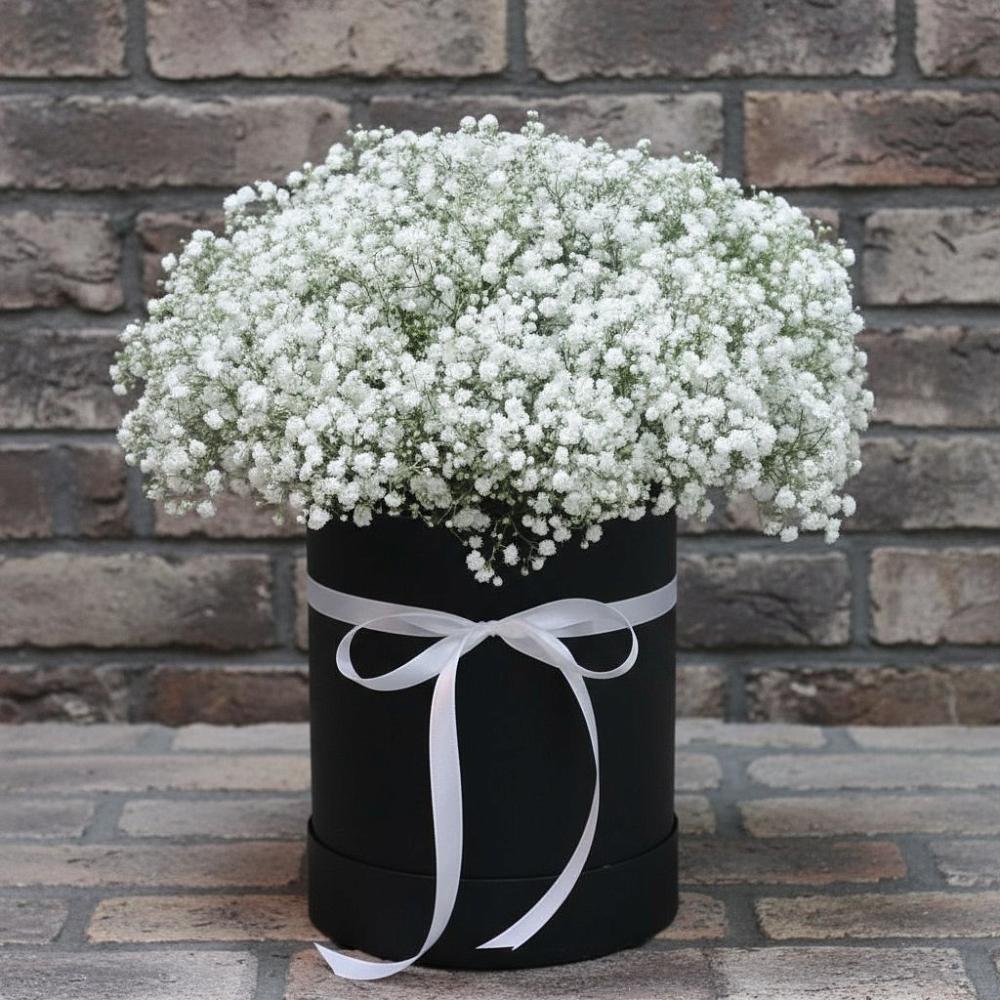 Цветочная композиция из Гипсофила в шляпной коробке в Камбилеевском