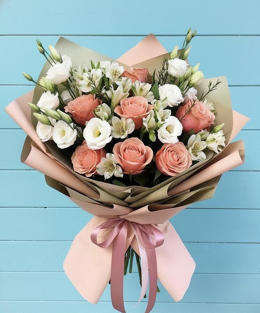 Букет цветов из: Розы, Альстромерии и Лизиантусы в Камбилеевском