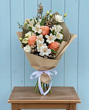 Букет цветов из:  Альстромерии, Лизиантусы, Розы и Хризантемы в Камбилеевском