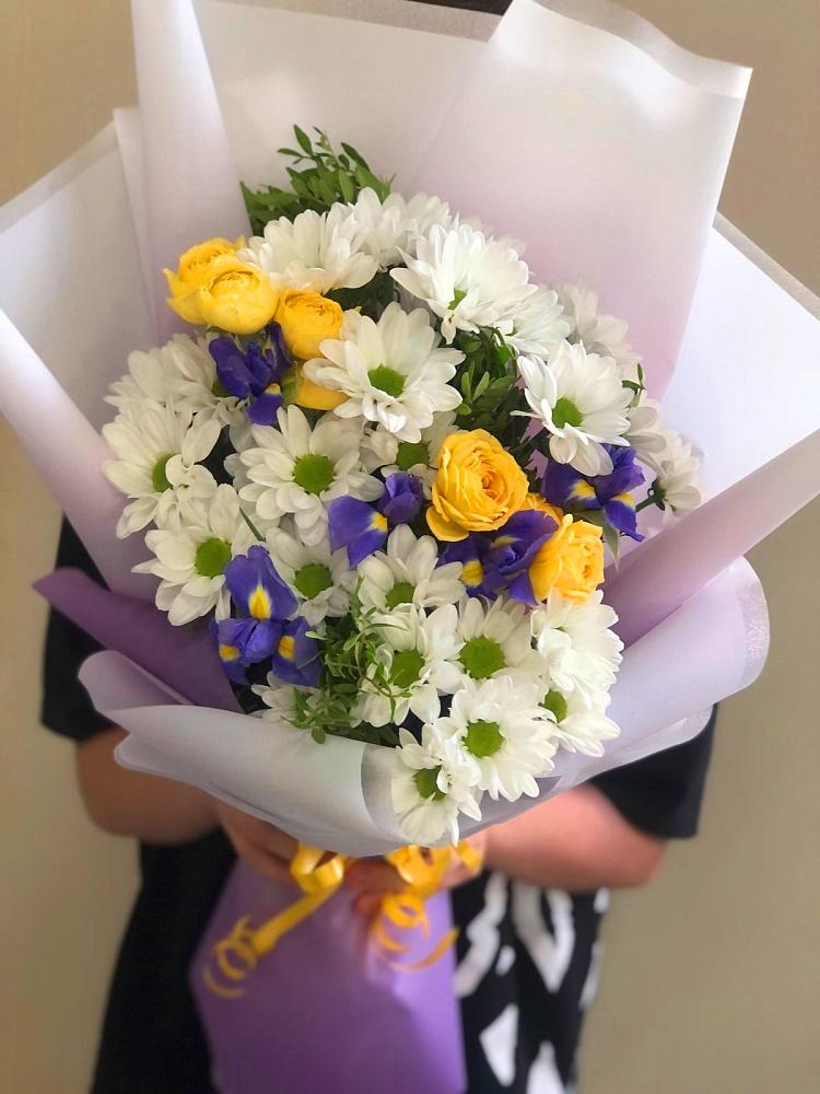 Букет цветов из: Ирисы, Хризантемы и Розы в Камбилеевском