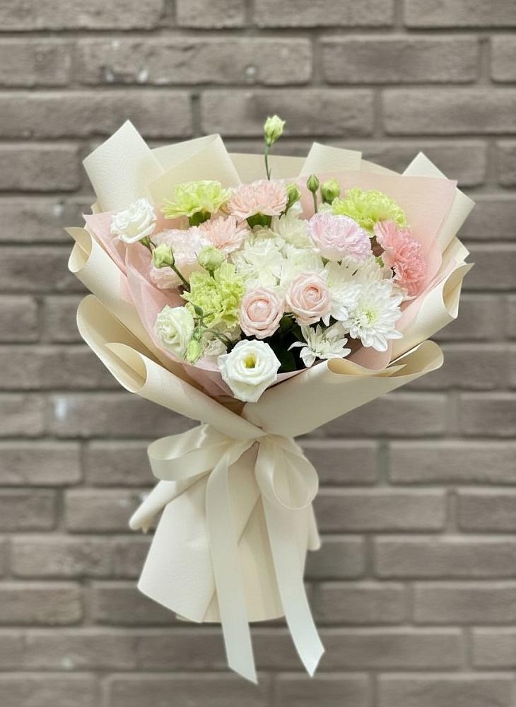 Букет цветов из: Гвоздики, Розы, Лизиантусы и Хризантемы в Камбилеевском