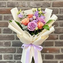 Букет цветов из:  Лизиантусы и Розы в Камбилеевском
