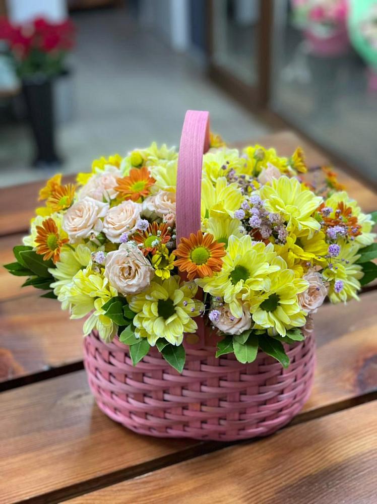 Цветочная композиция из Хризантемы и Розы в корзине в Камбилеевском
