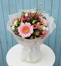 Букет цветов из:  Герберы, Альстромерии и Лизиантусы в Камбилеевском