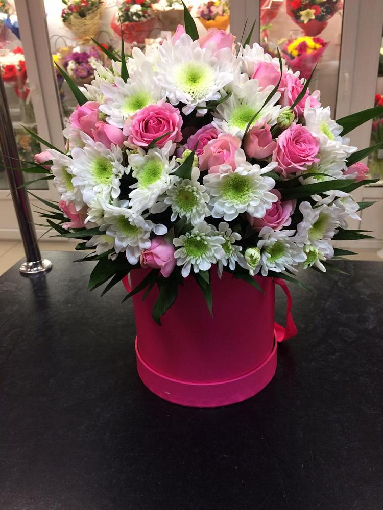 Цветочная композиция из Розы и Хризантемы в шляпной коробке в Камбилеевском