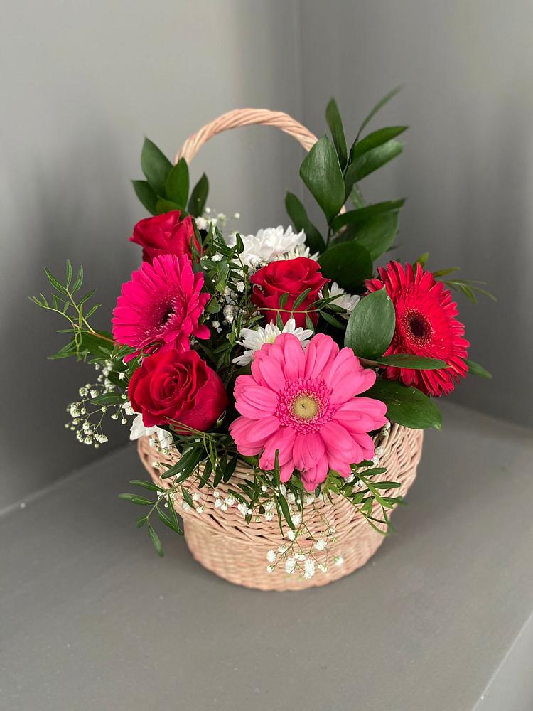 Цветочная композиция из Розы, Хризантемы и Герберы в корзине в Камбилеевском