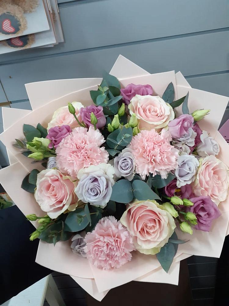 Букет цветов из: Розы, Гвоздики и Лизиантусы в Камбилеевском