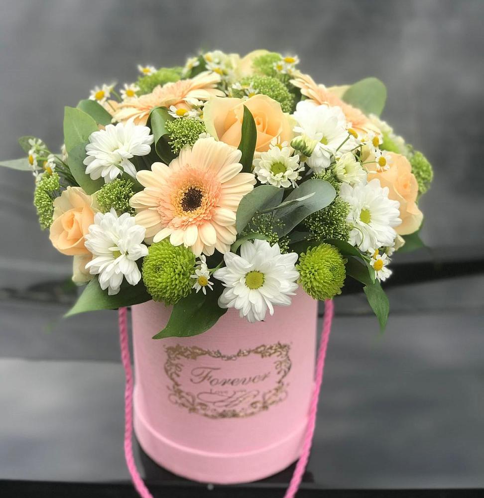 Цветочная композиция из Розы, Герберы и Хризантемы в шляпной коробке в Камбилеевском