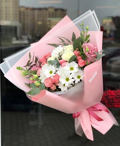 Букет цветов из: Розы, Лизиантусы и Хризантемы в Камбилеевском