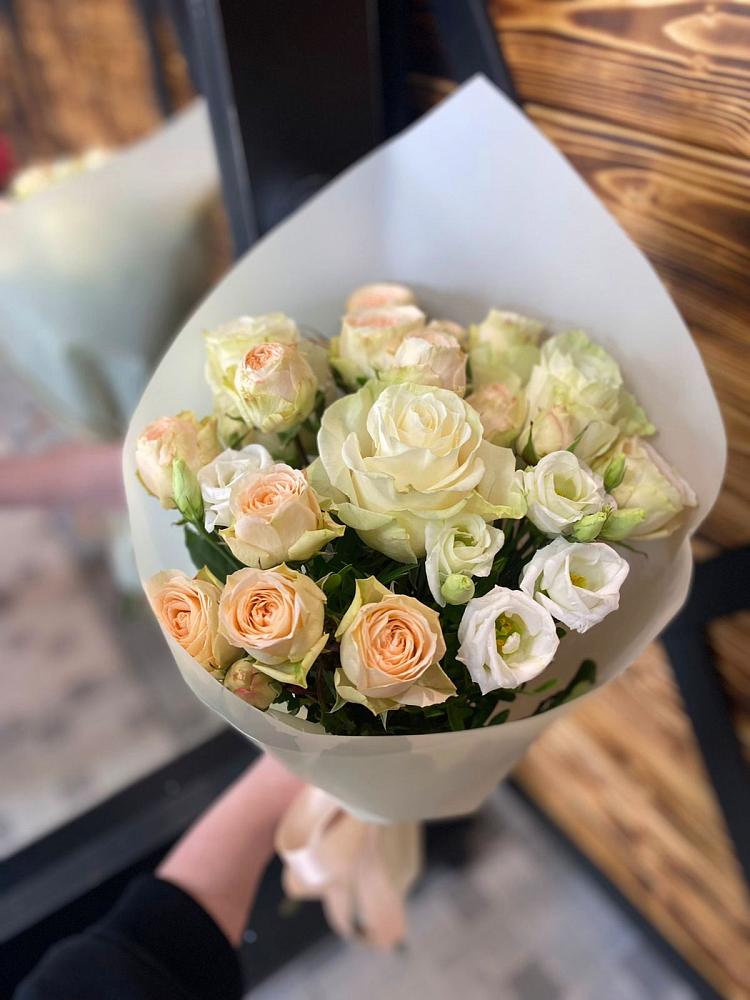 Букет цветов из: Розы и Лизиантусы в Камбилеевском